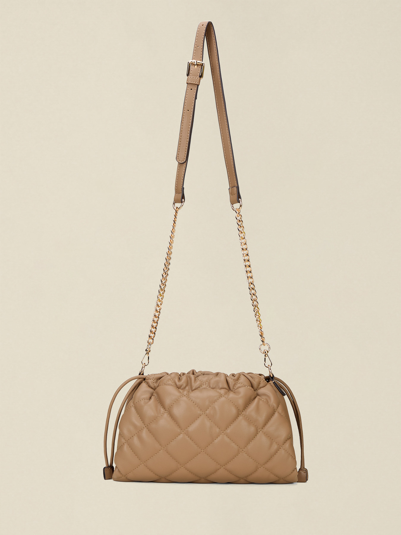 Gesteppte Tasche mit Kordelzug und Charm image number 2