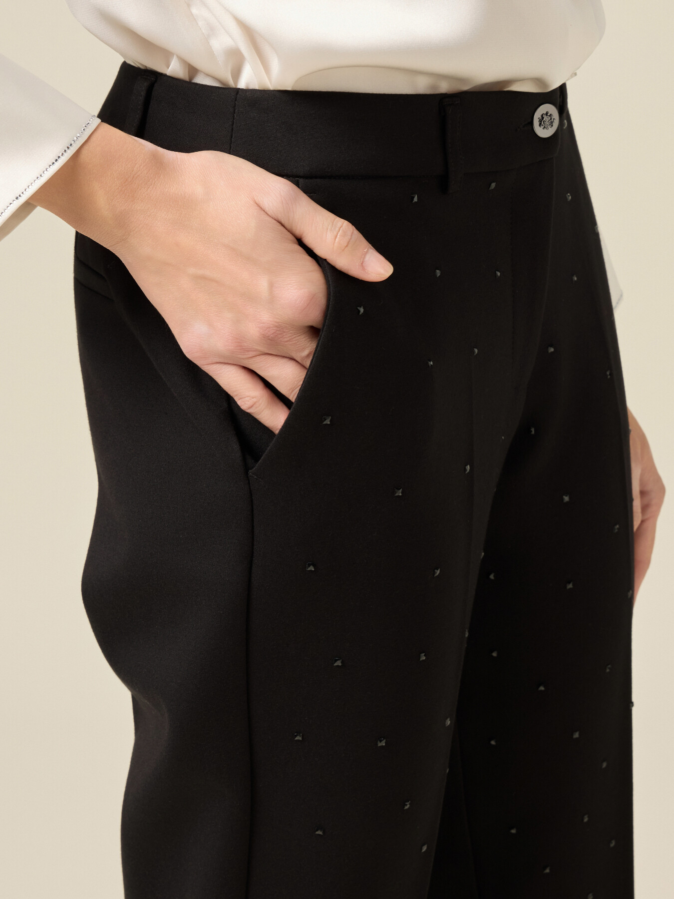Zigarettenhose mit Kristallen image number 2
