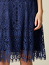 Spitzenkleid mit Schmuckdetail image number 2