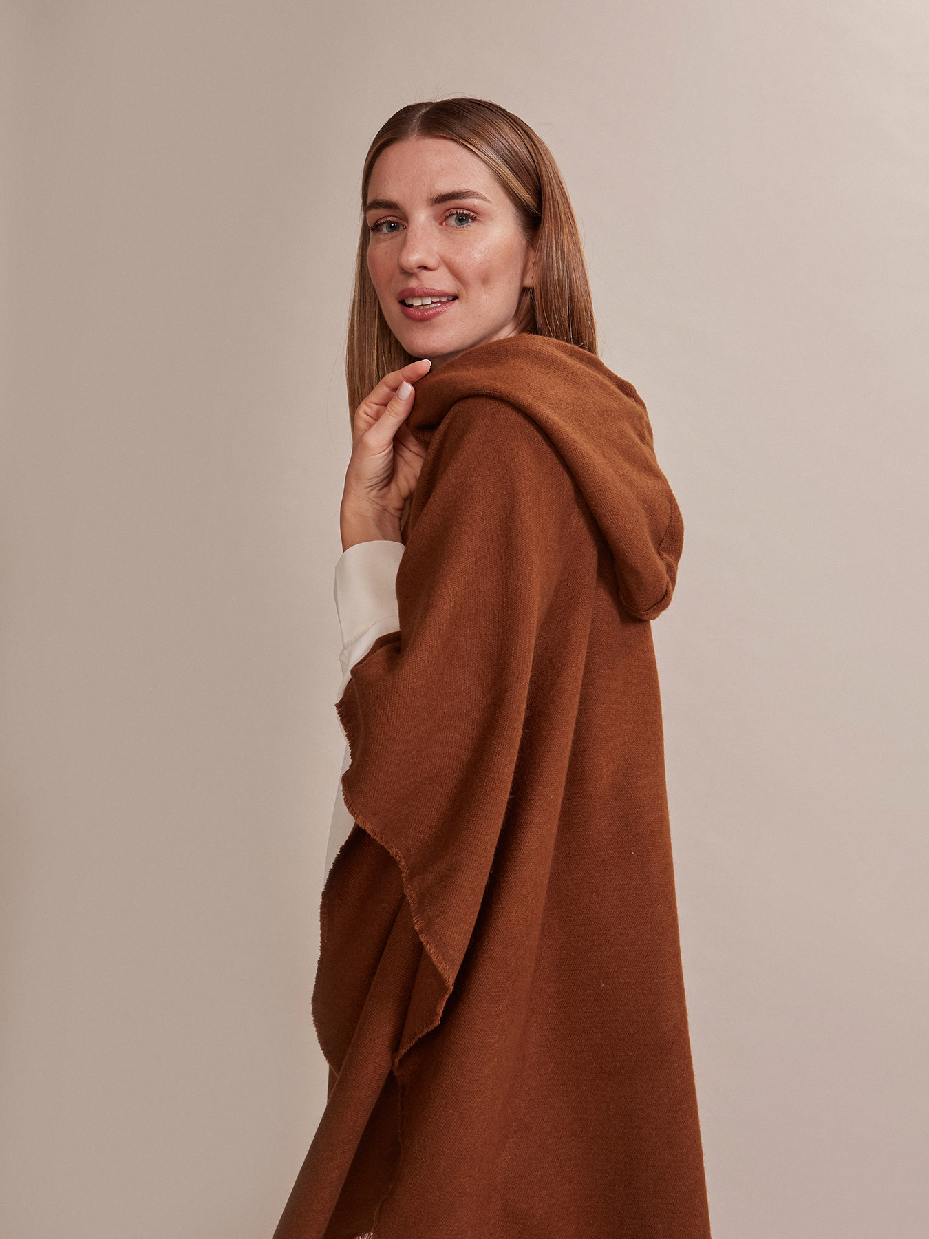 Mantella con cappuccio image number 2