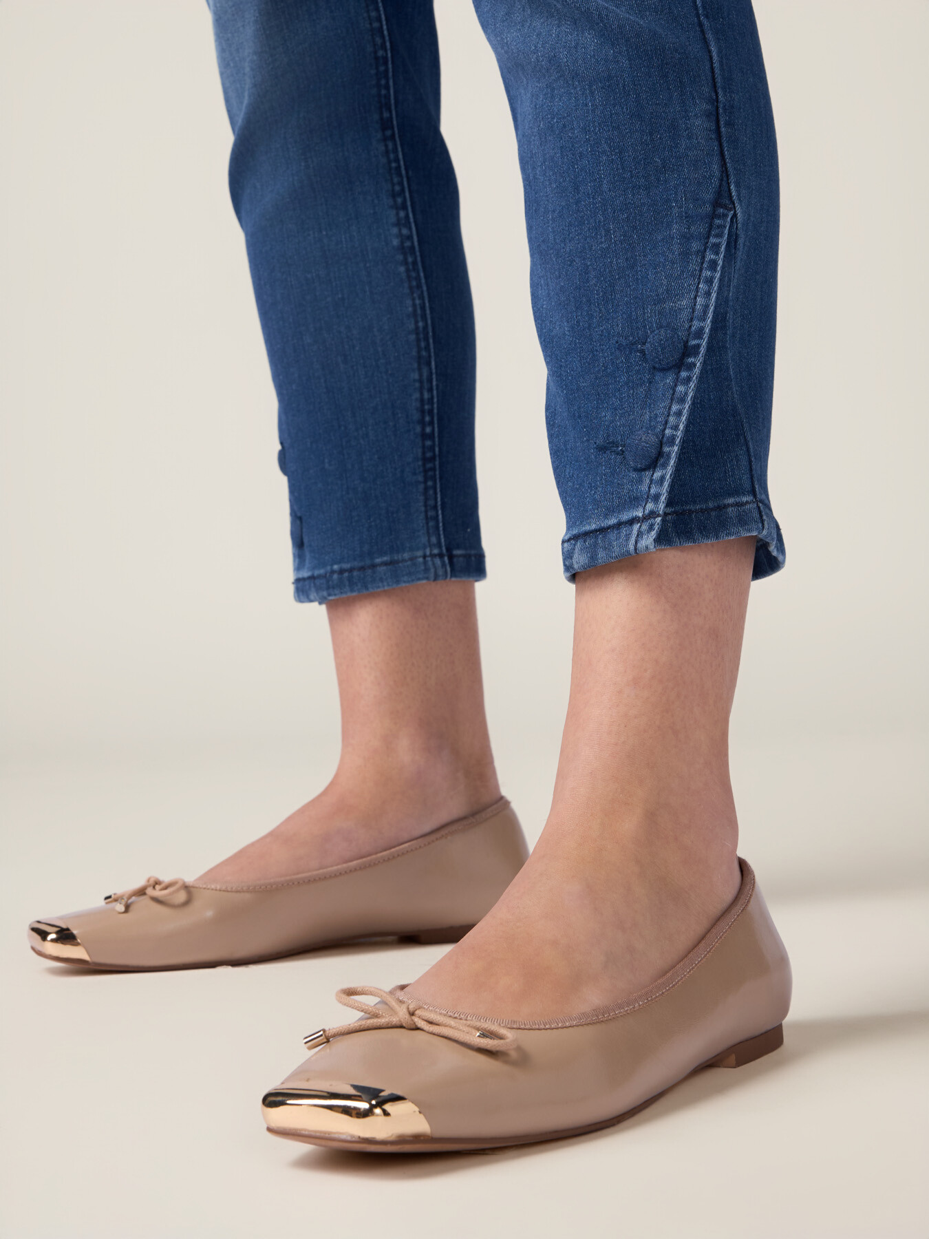 Jeans mit G&uuml;rtel und Schmuckschnalle image number 2