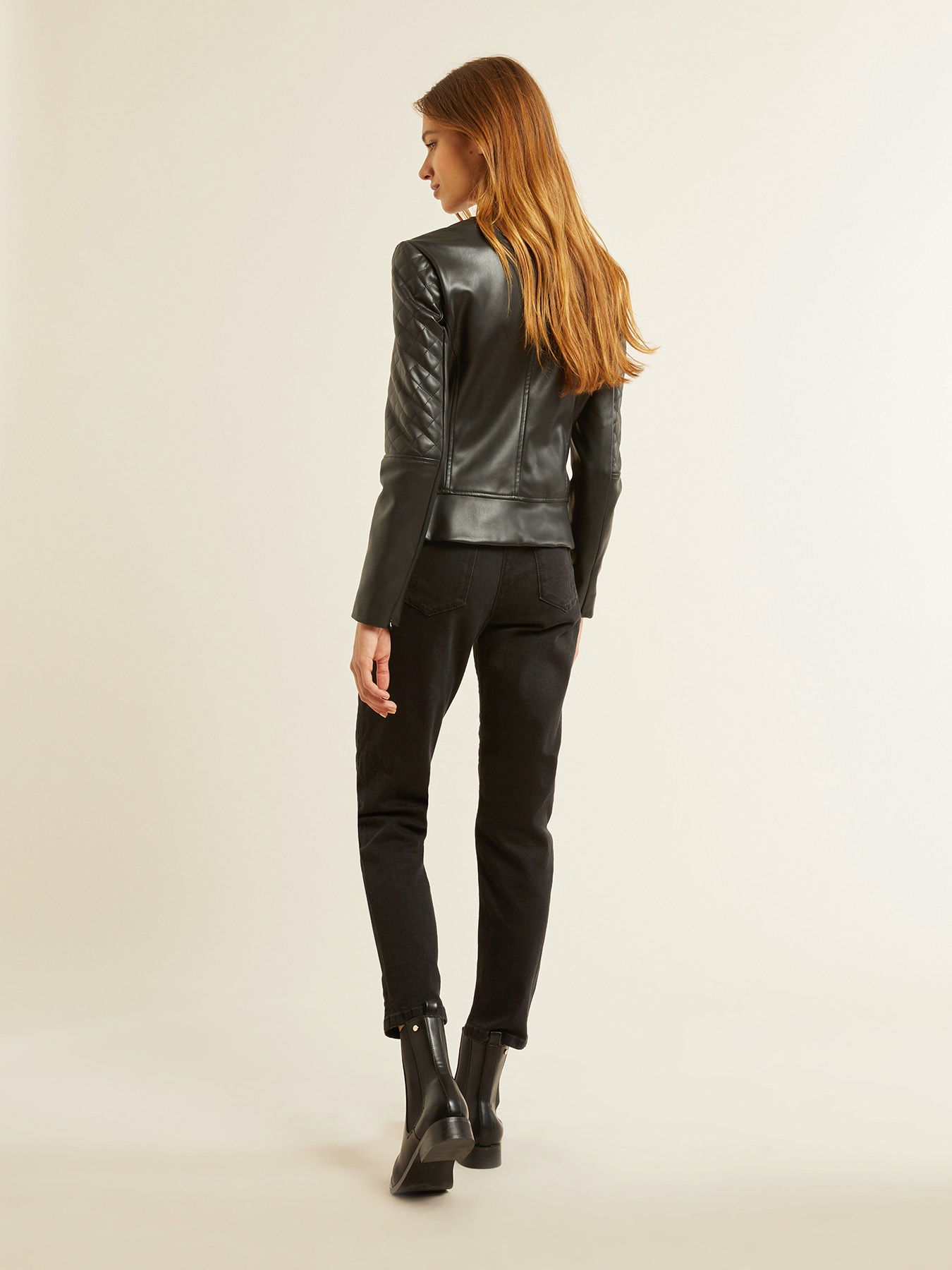 Chaqueta efecto piel con partes matelass&eacute; image number 1