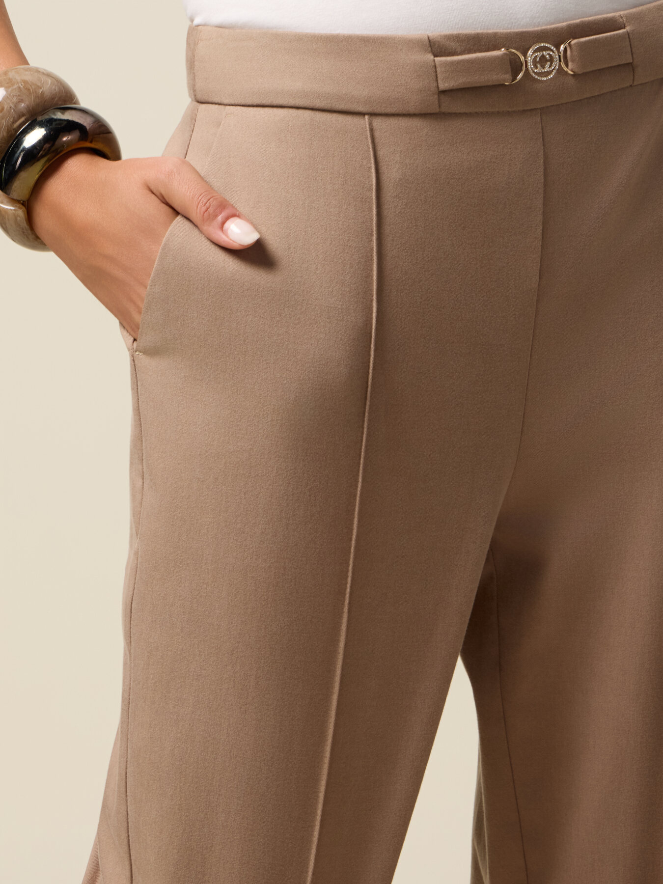 Chinos avec d&eacute;tail &agrave; la taille image number 2