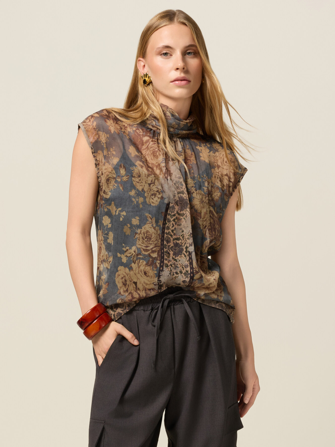 Sleeveless patterned blouse image number 0