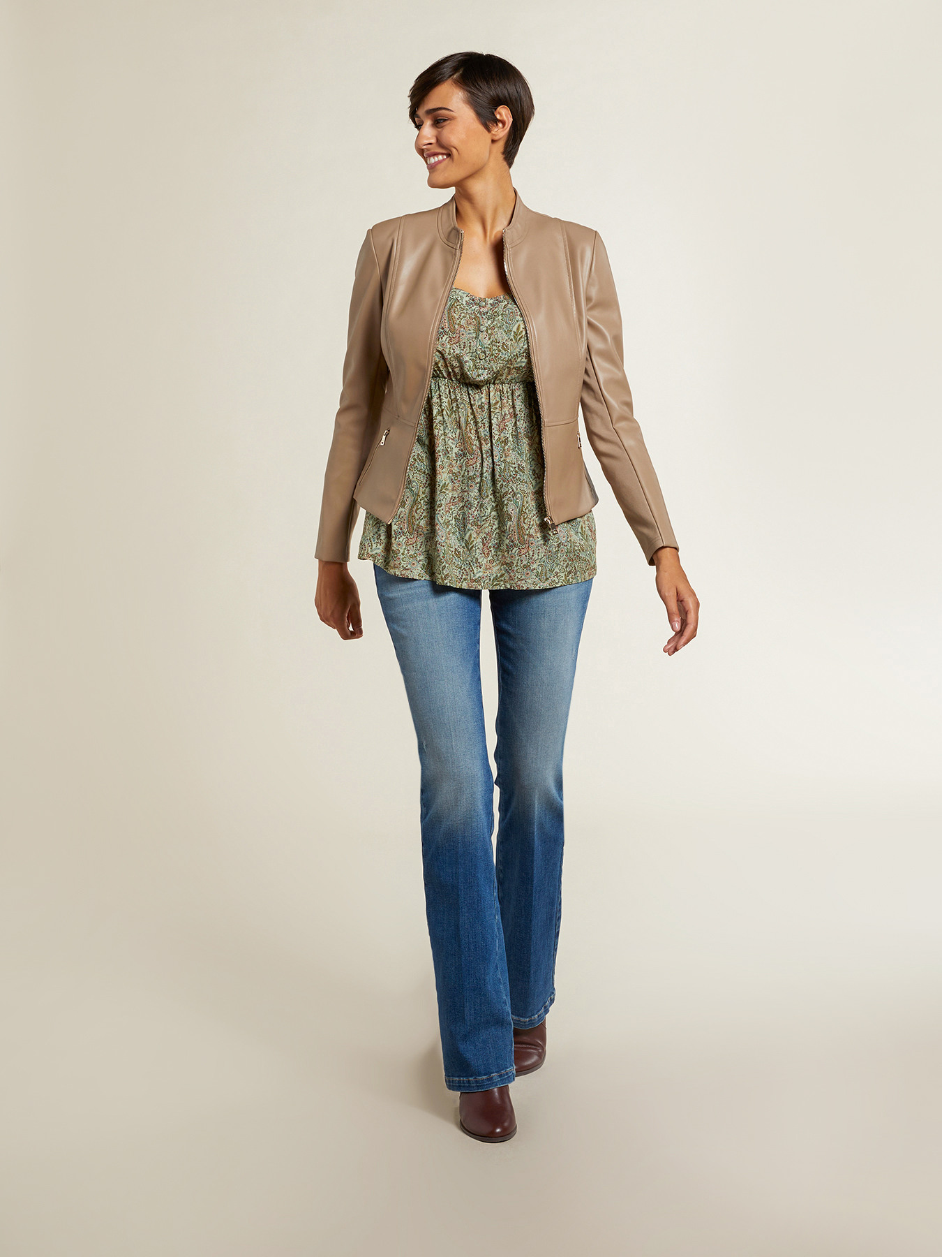 Giubbotto sciancrato effetto pelle image number 1