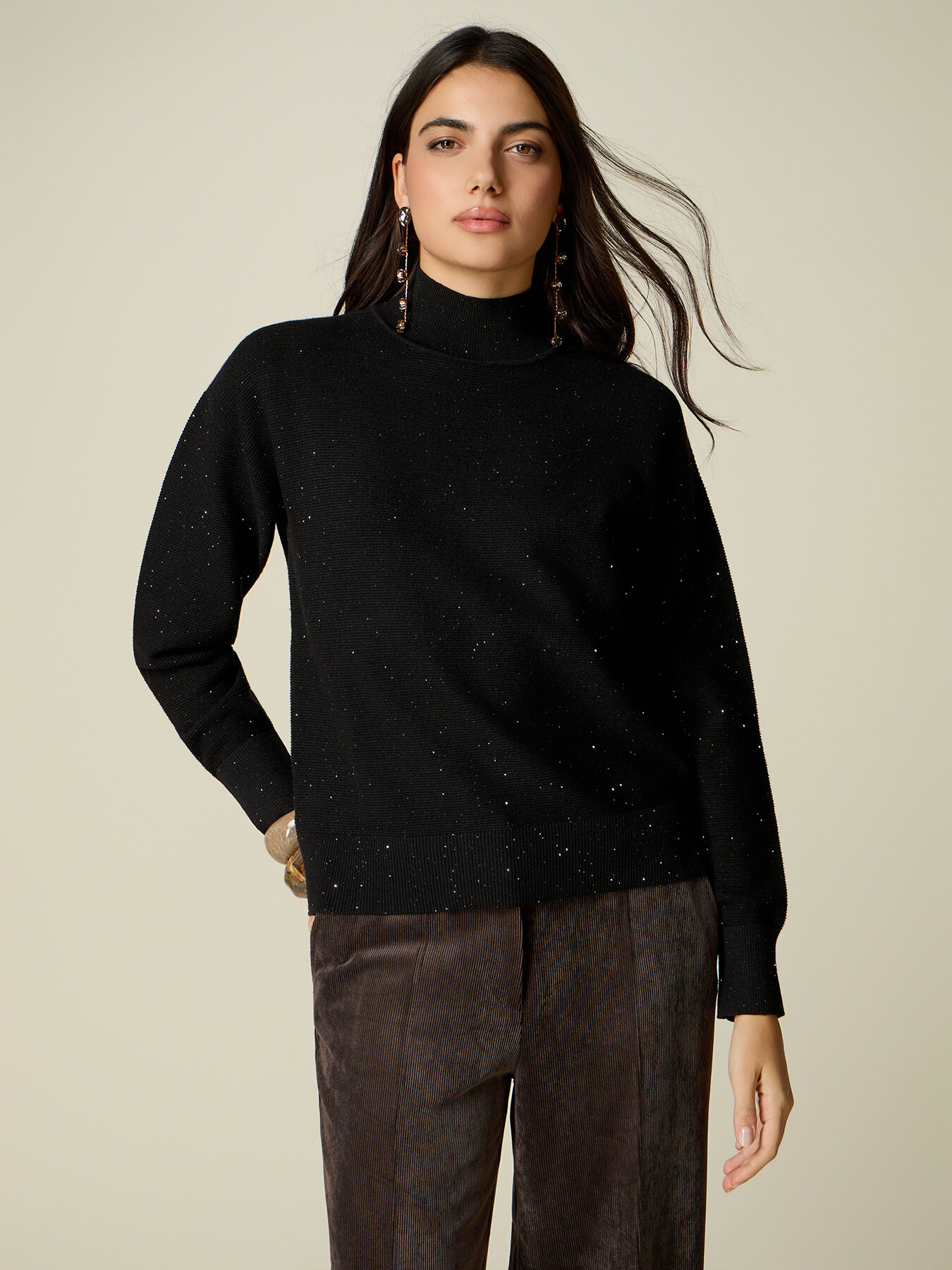 Rollkragenpullover aus Strickware mit Mini-Pailletten image number 0