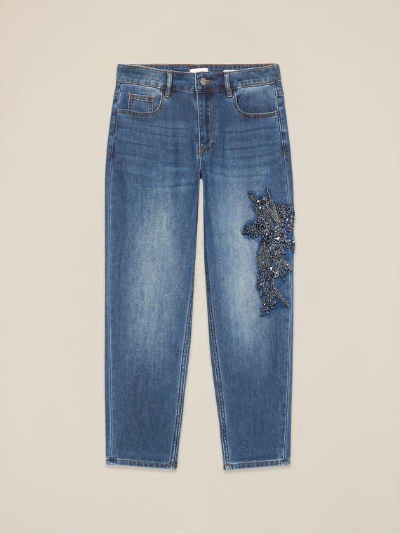 Jeans regulares con parche de joya