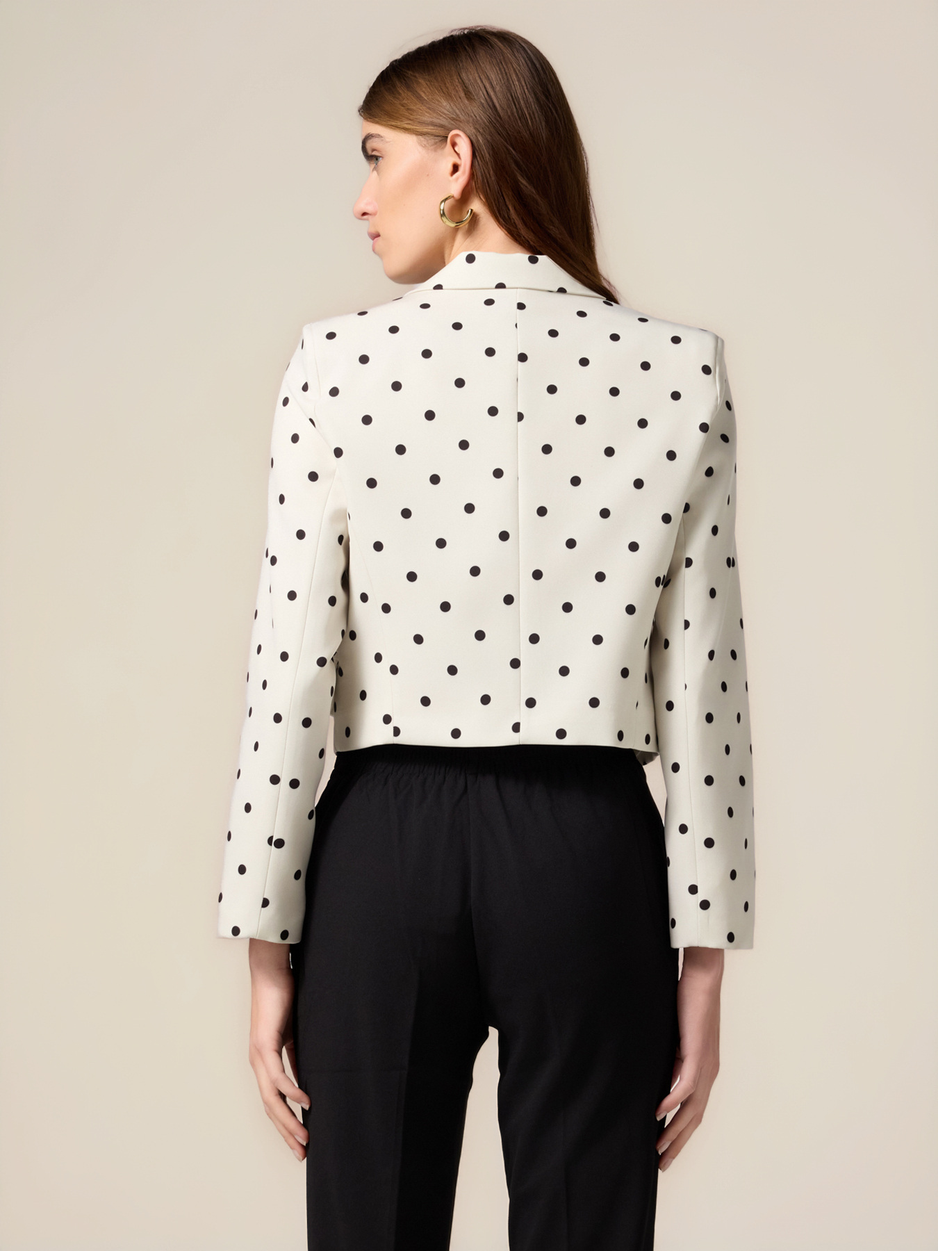 Kurzer gepunkteter Blazer mit Schleife image number 1