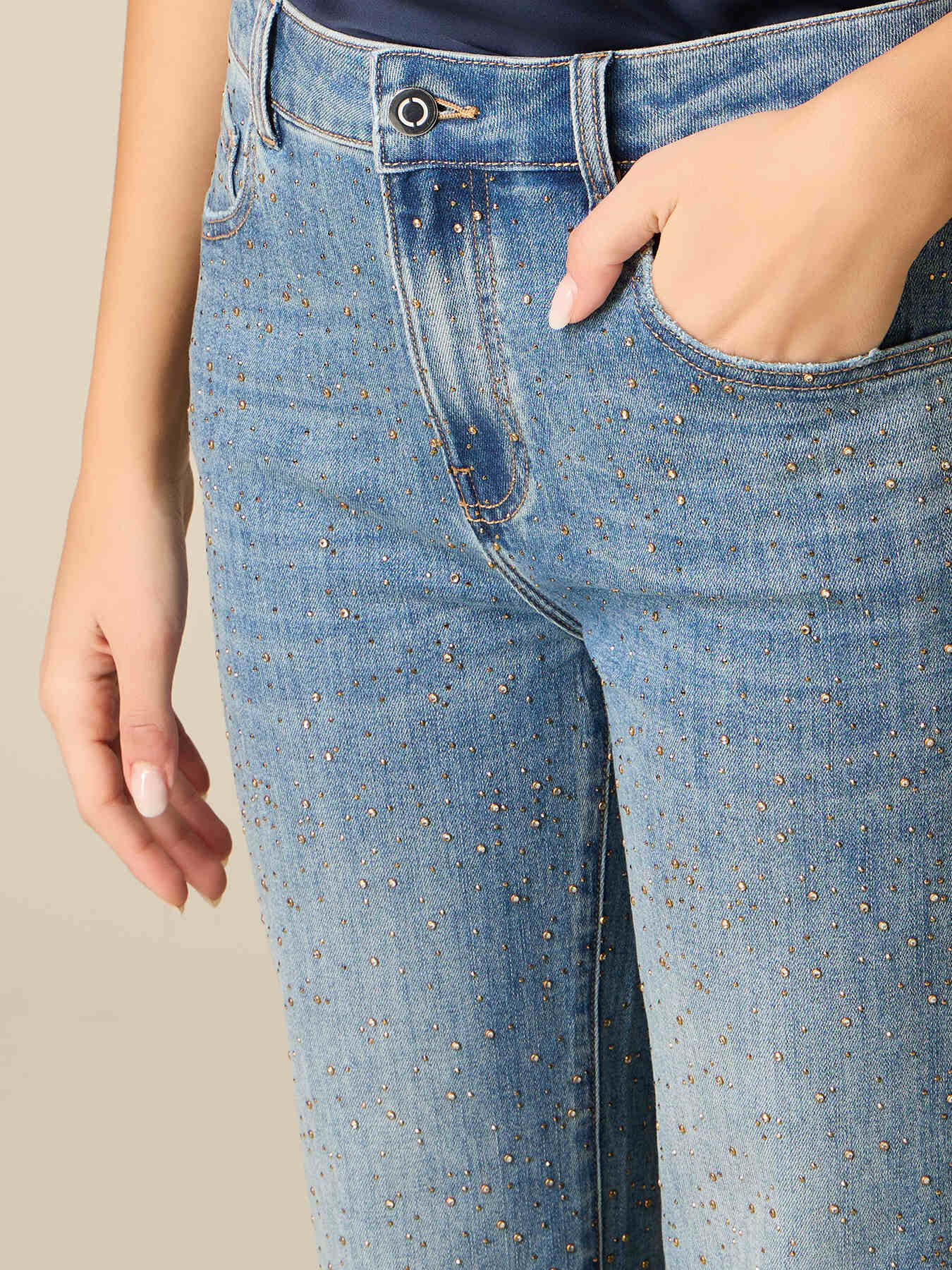 Regul&auml;re Jeans mit Kristallen image number 2