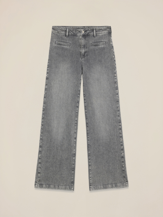 Jeans palazzo con tachuelas decorativas