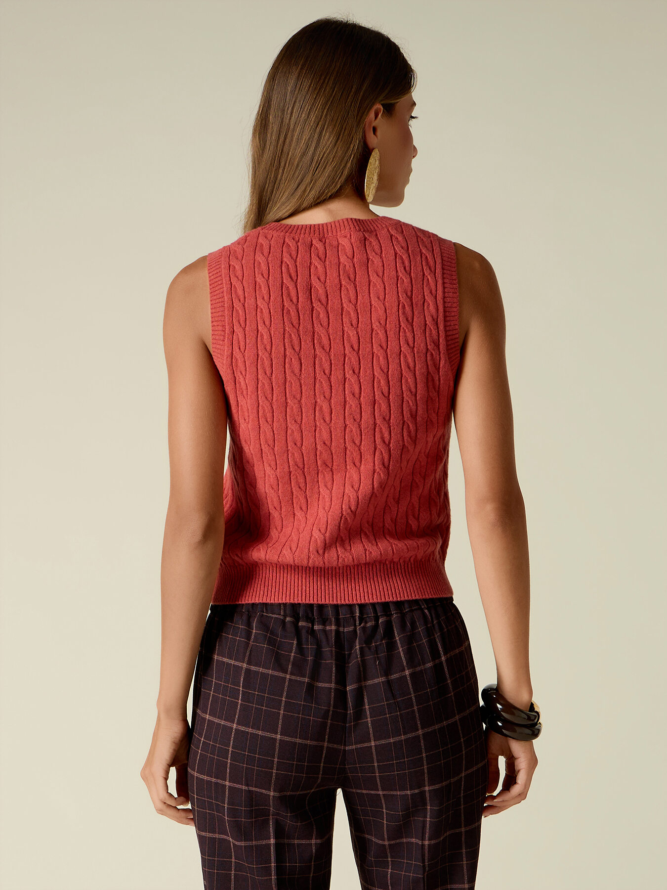 Sleeveless cable-knit sweater in wool/cashmere image number 1