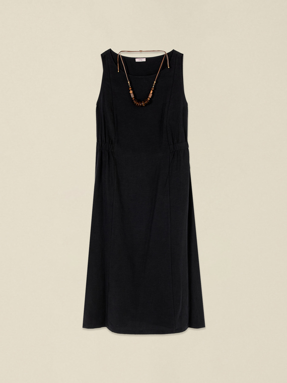 Robe &eacute;vas&eacute;e en m&eacute;lange de lin avec collier