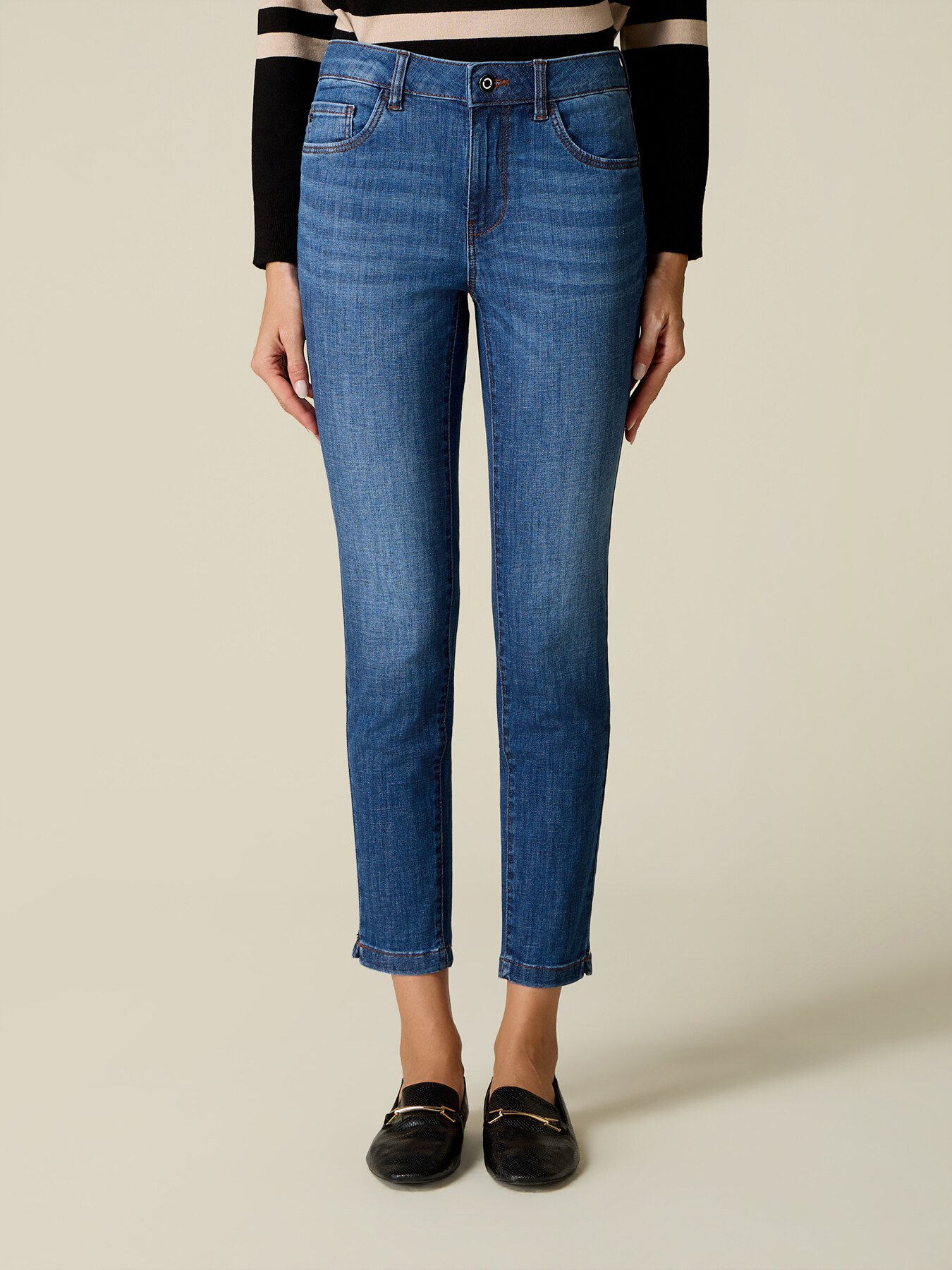 Washed skinny jeans with studs on the leg hem image number 3