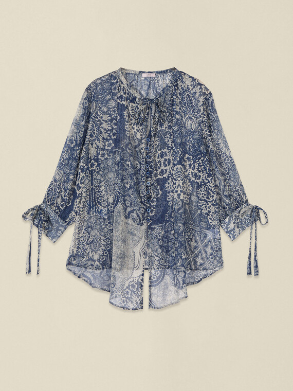 Bluse mit Muster und Schleifen