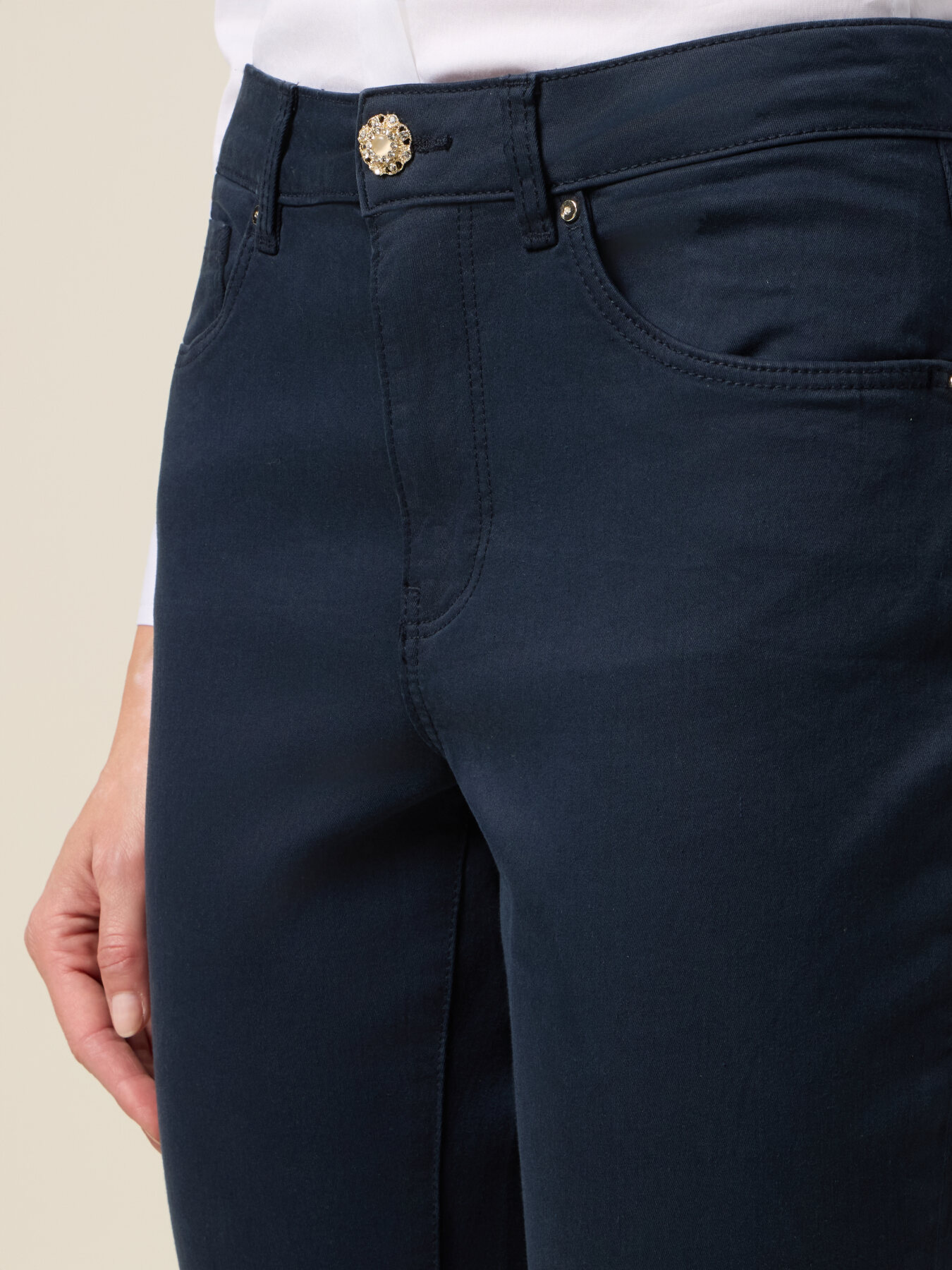 Pantaloni skinny din bumbac și tencel cu nasture bijuterie image number 2