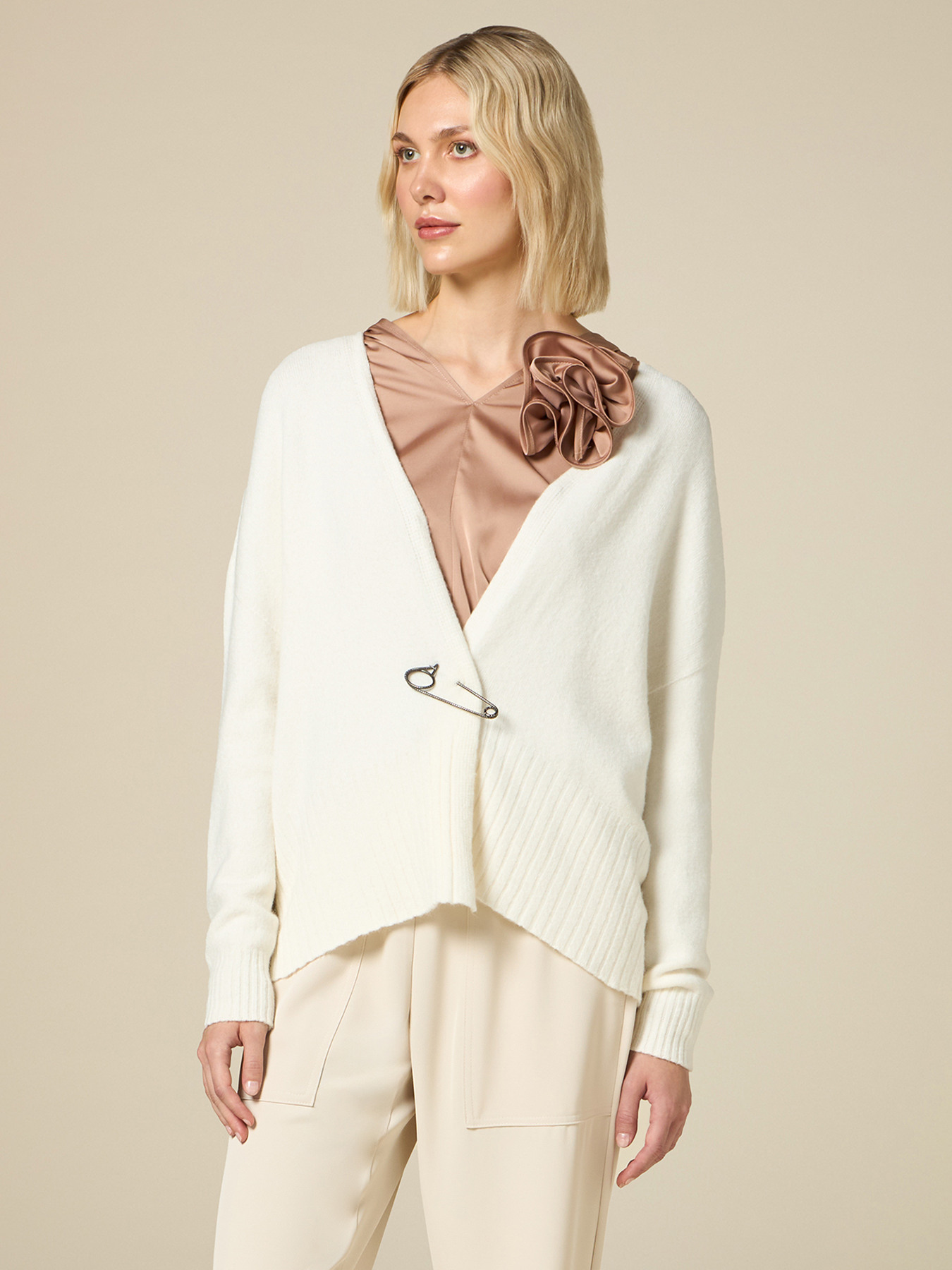 Cardigan con spilla image number 0