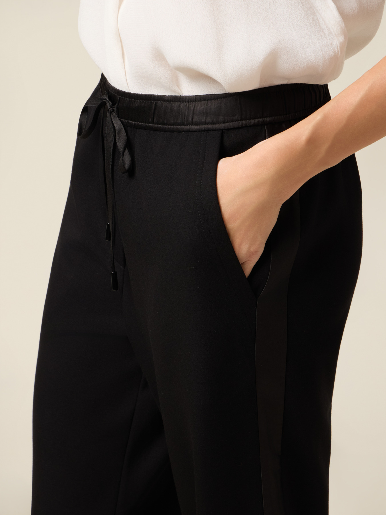 Jogginghose aus Neopren mit Kordelzug image number 2