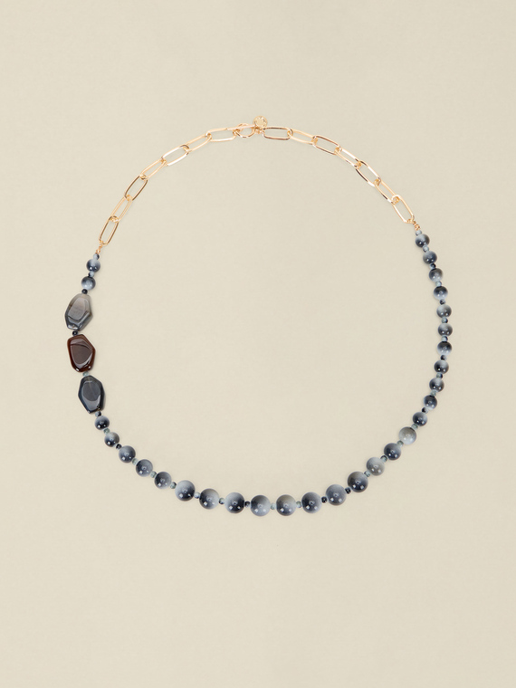Halskette mit Perlen und geometrischer Kette