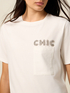 Camiseta con bordado de joya y bolsillo image number 2