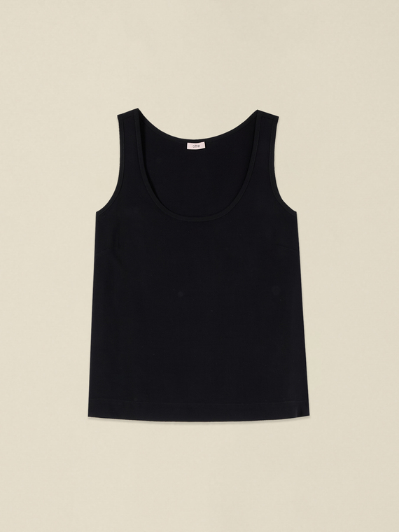 Round neckline top