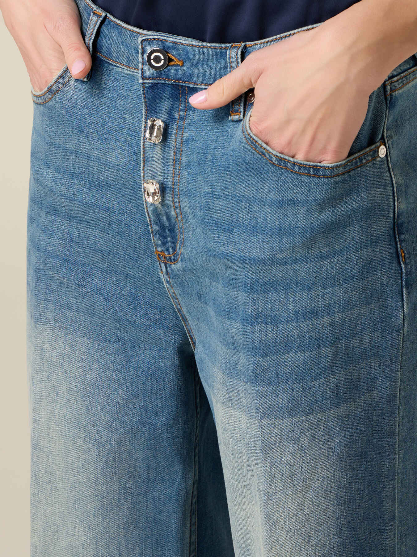 Jeans mit weitem Bein und Strasssteinen image number 2