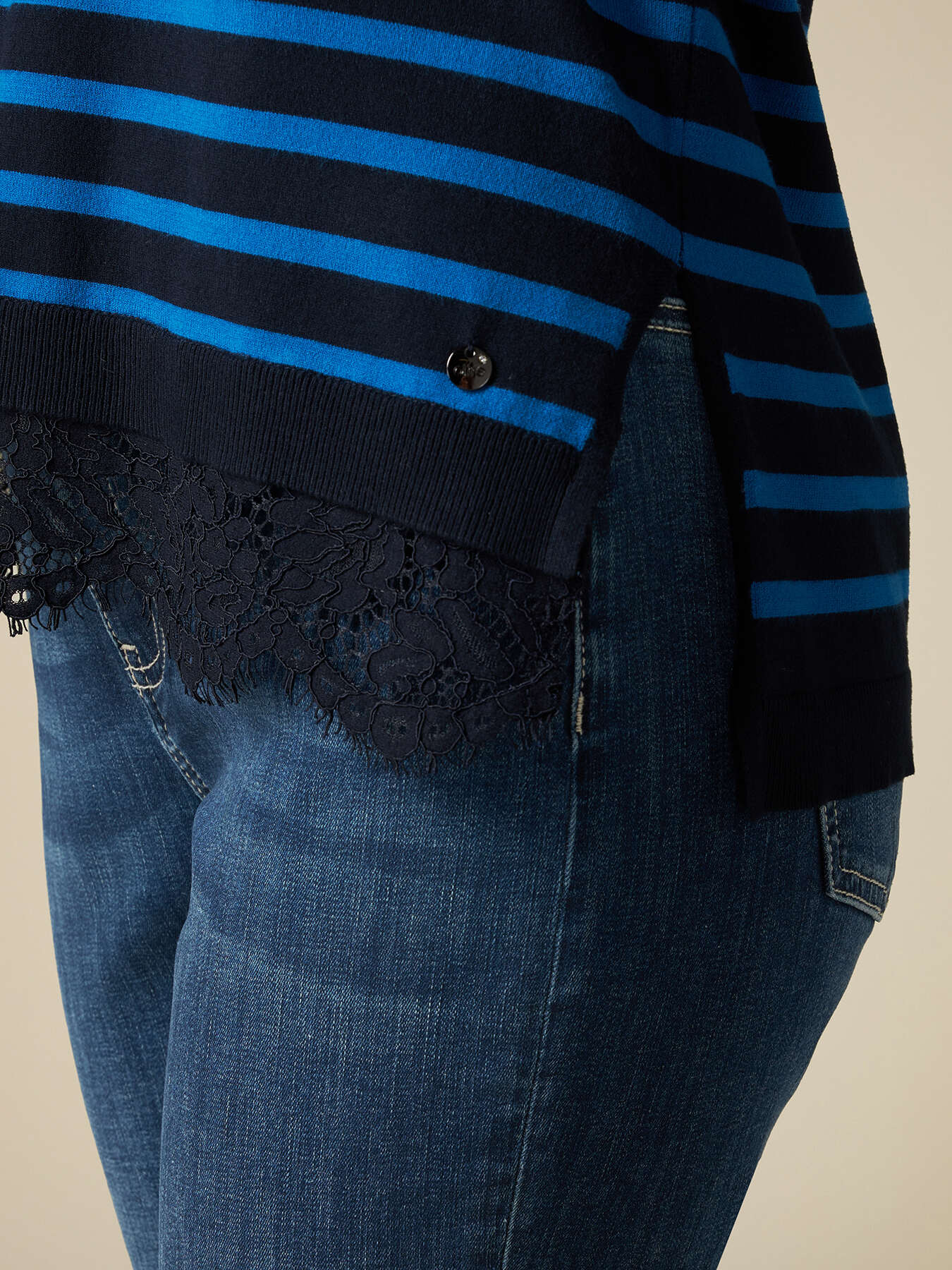 Pull &agrave; rayures avec dentelle dans le bas image number 2