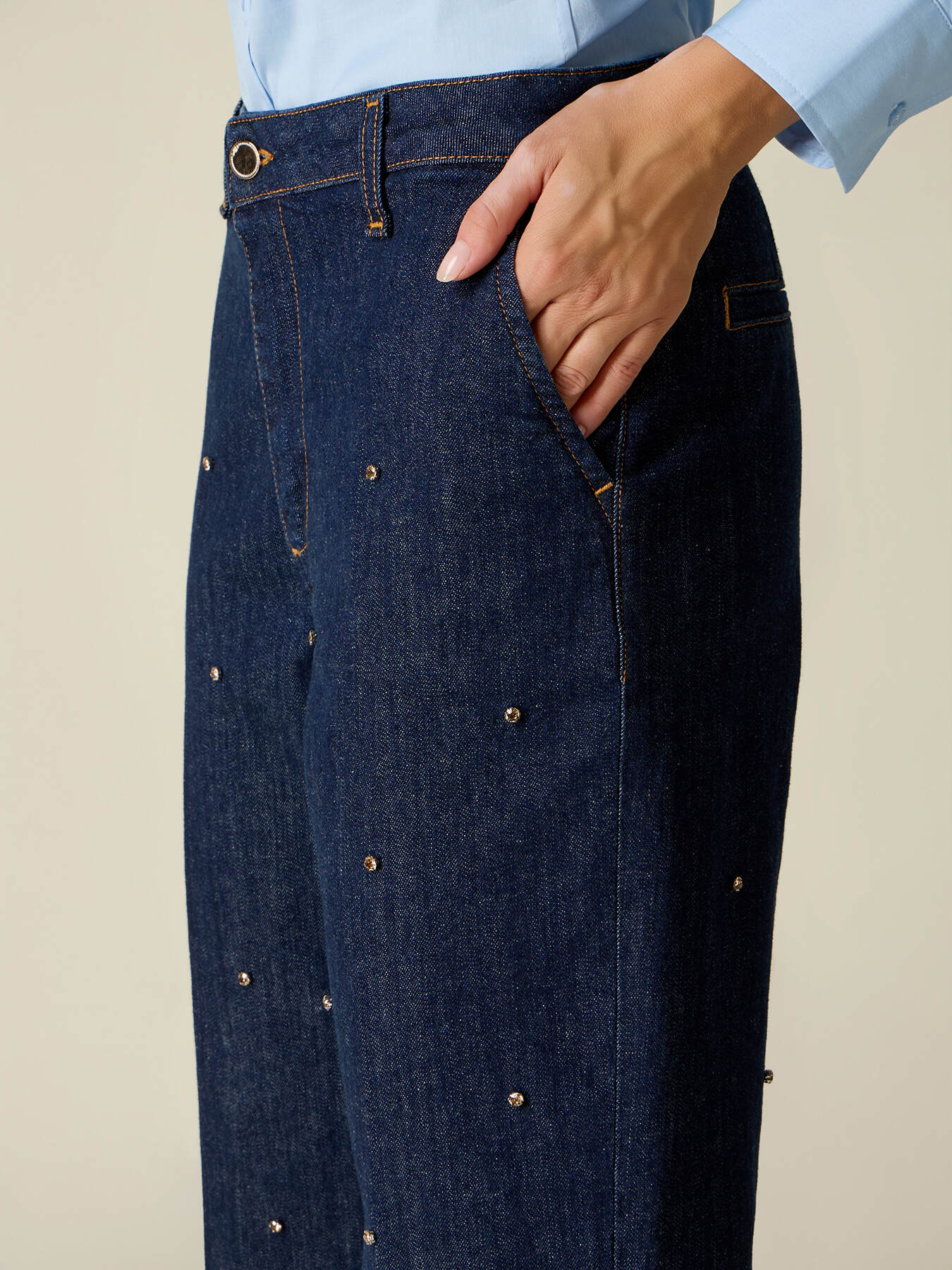 Cropped-Jeans mit Kristallen image number 2