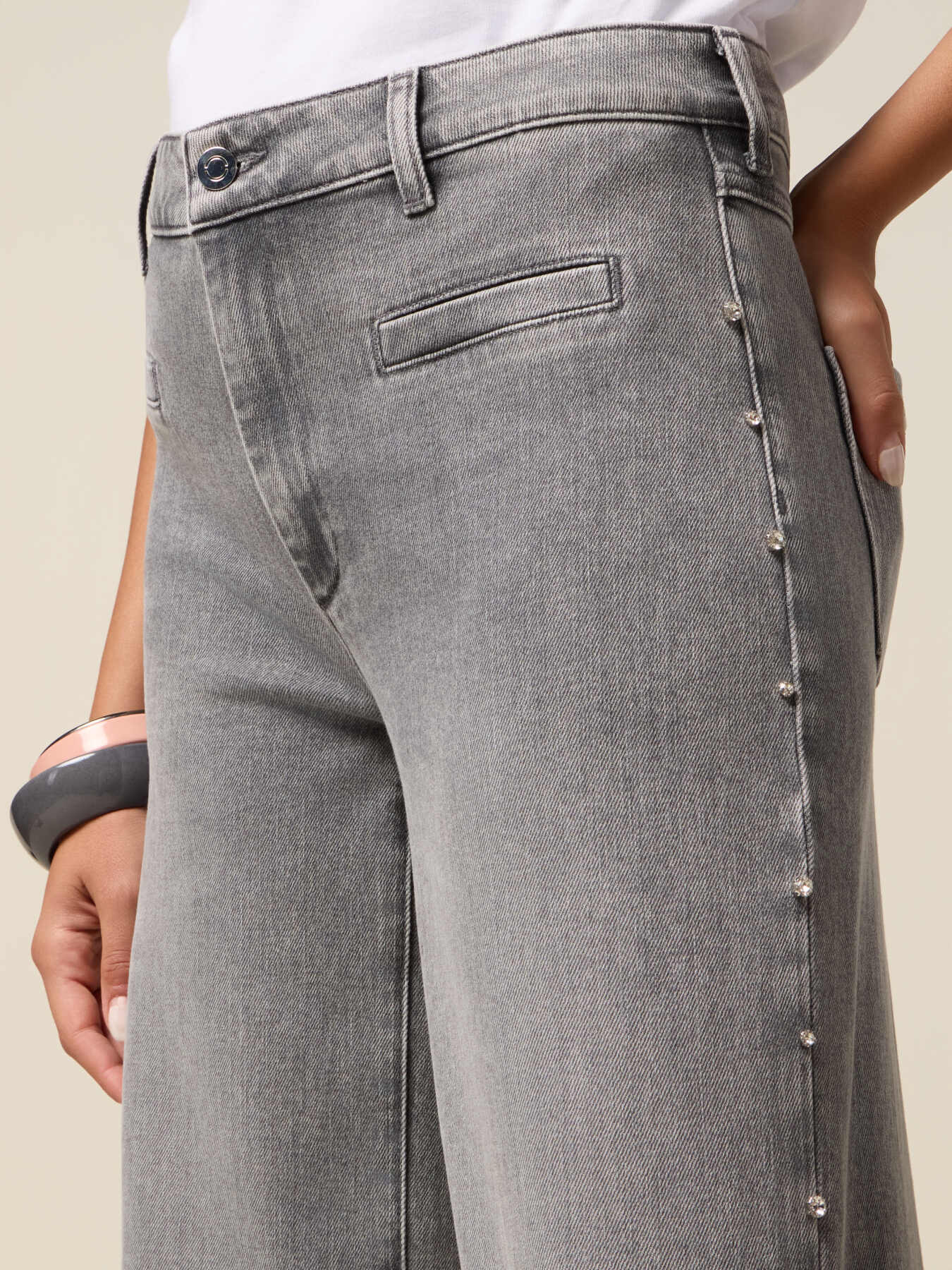 Wide-leg jeans with decorative studs image number 2