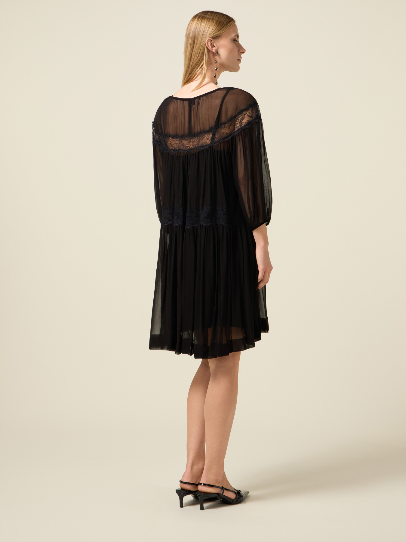 Robe &eacute;vas&eacute;e en cr&ecirc;pe avec dentelle image number 1