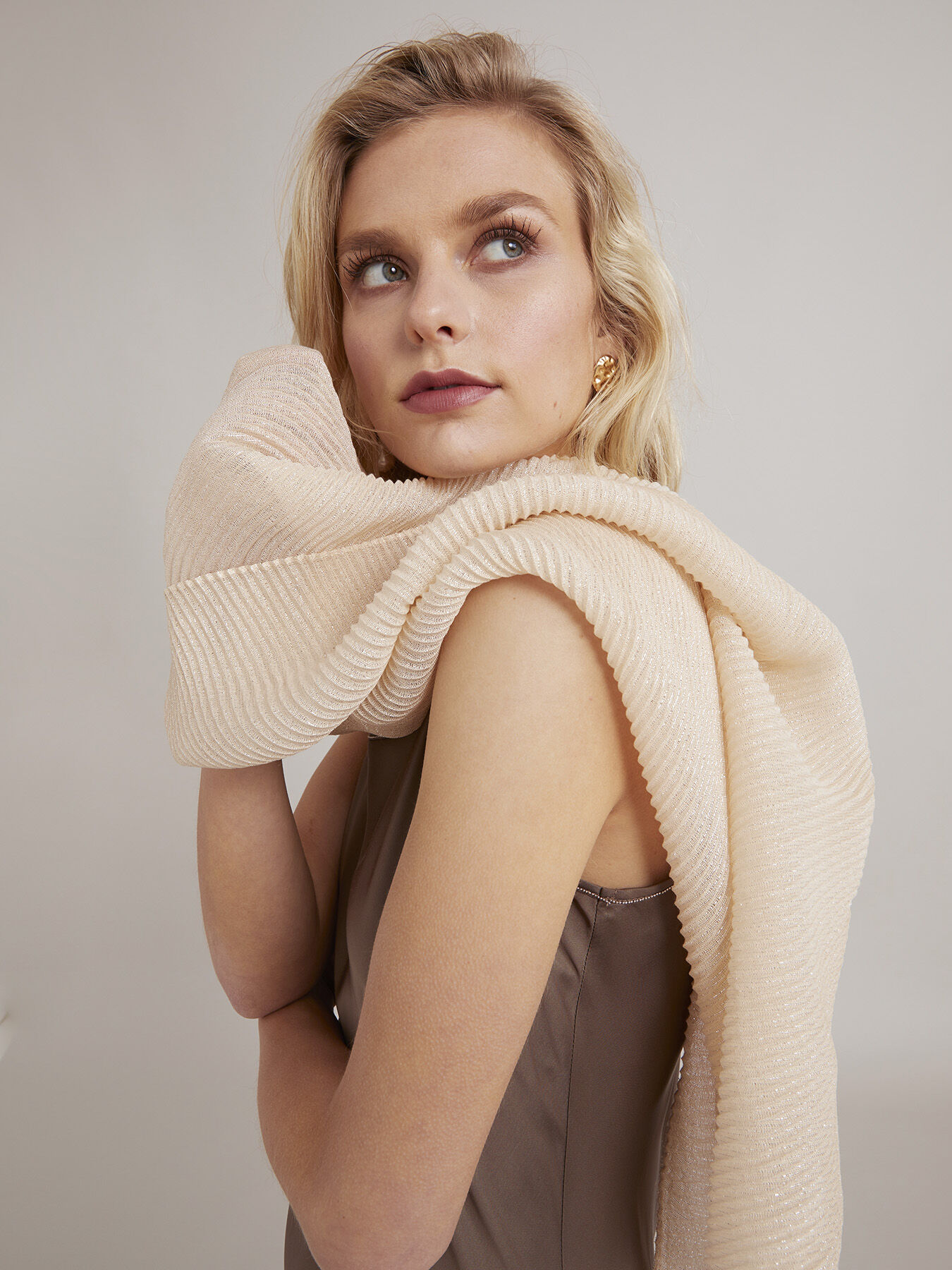 Pleated scarf image number 2