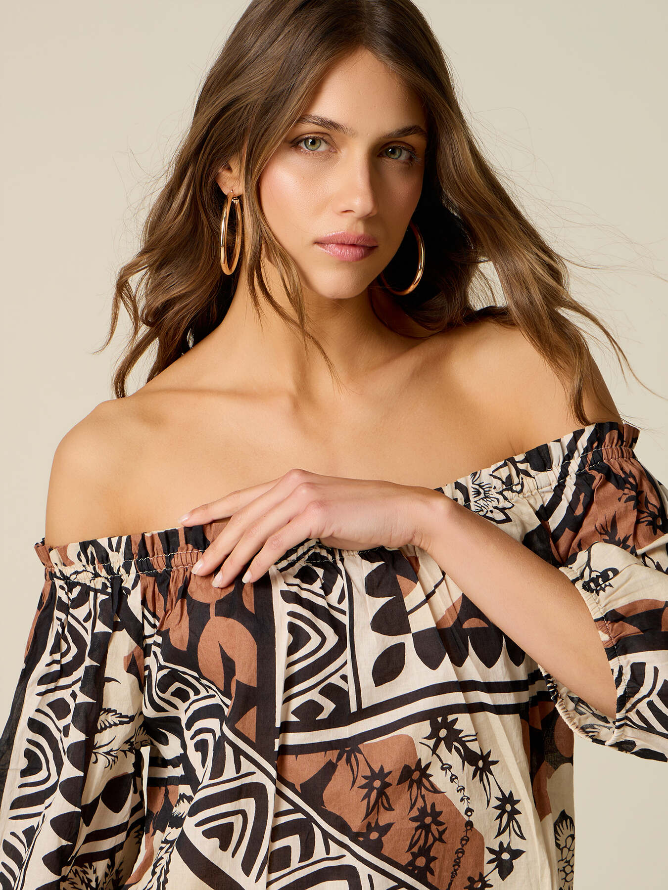 Blusa off-shoulders de muselina estampada image number 2