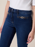 Jeans kick flare con hebillas met&aacute;licas image number 2