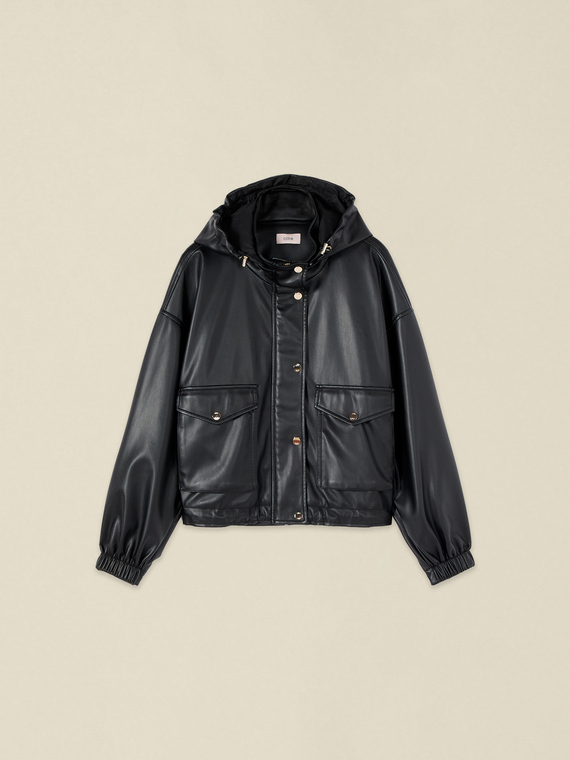 Chaqueta con capucha y bolsillos