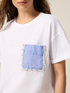T-shirt con taschino e perline image number 2