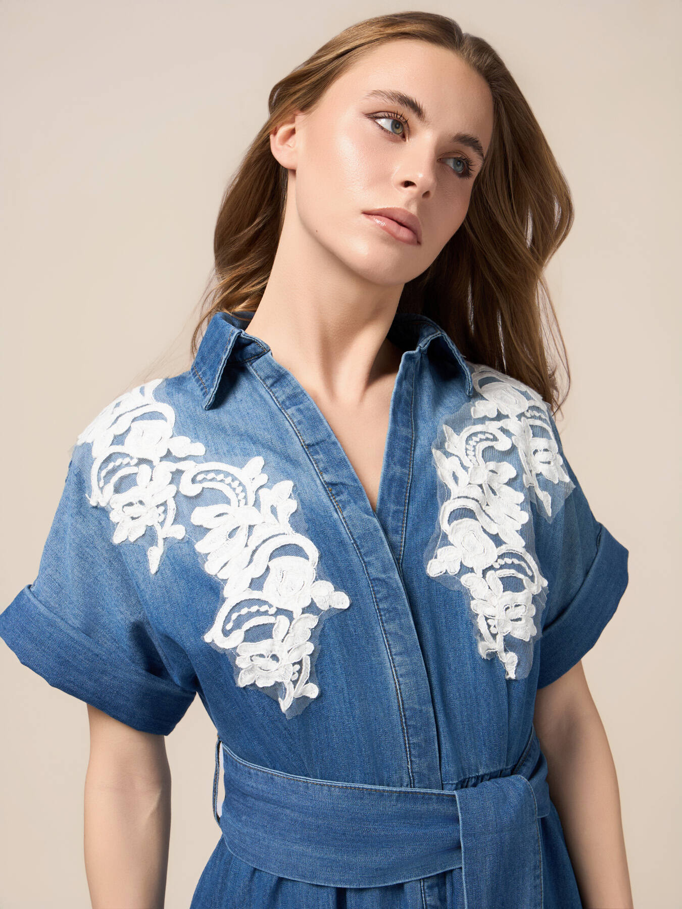 Camisa vaquera con bordados image number 2
