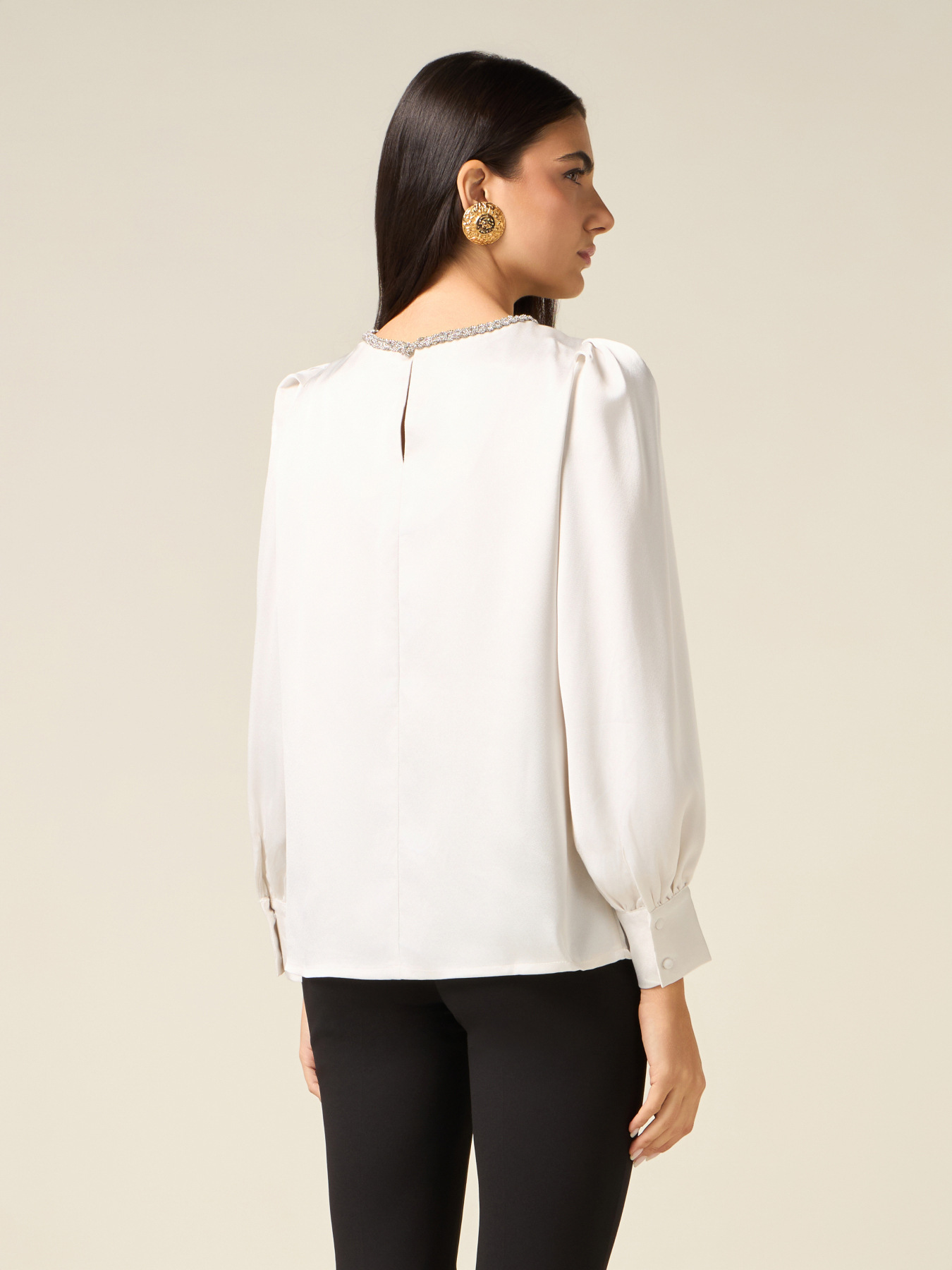 Bluse aus Satin mit Schmuckdetail image number 1