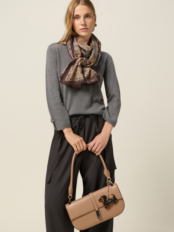 Shoulder bag with metal clasp