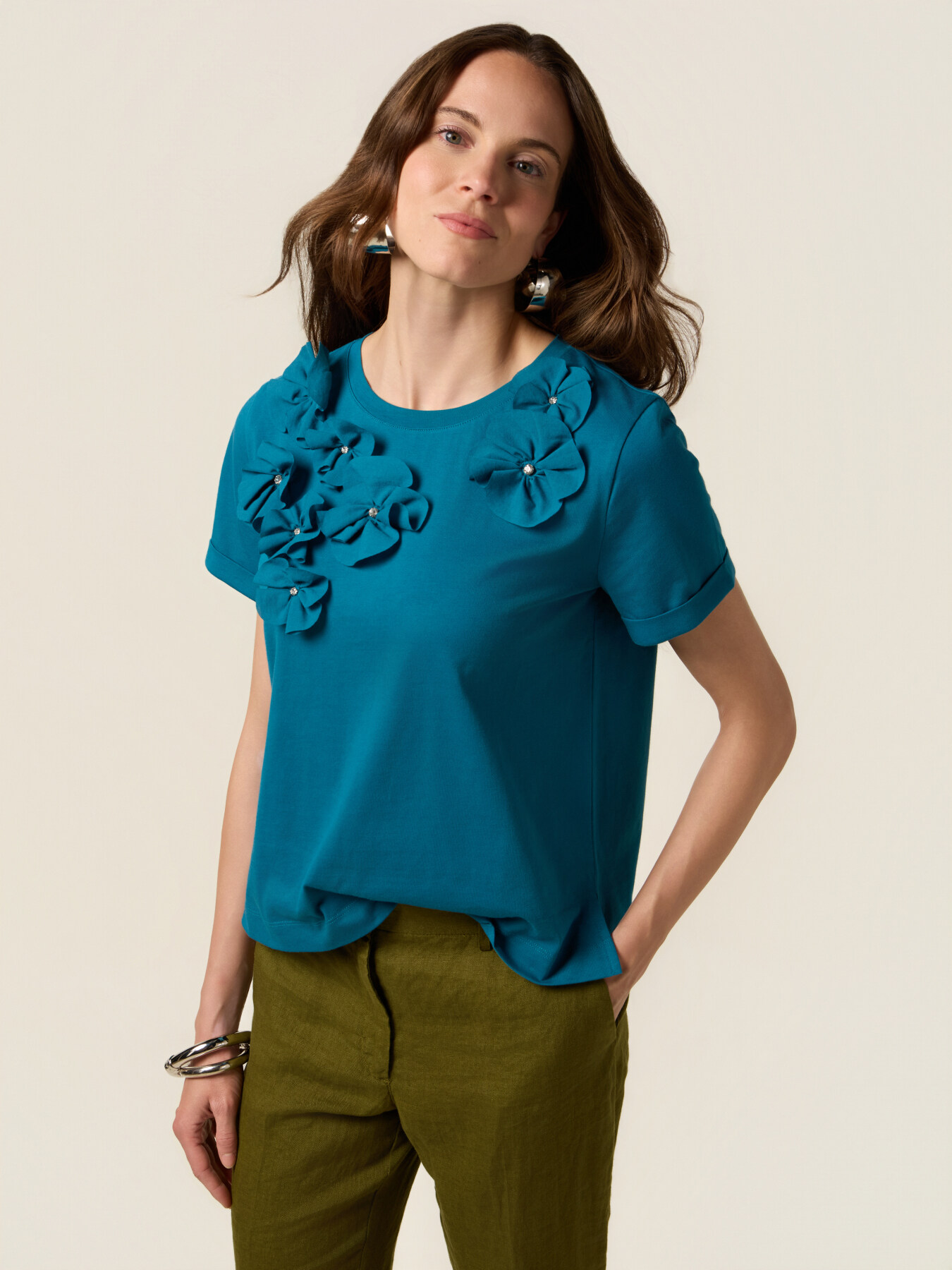 T-shirt con applicazioni floreali image number 0
