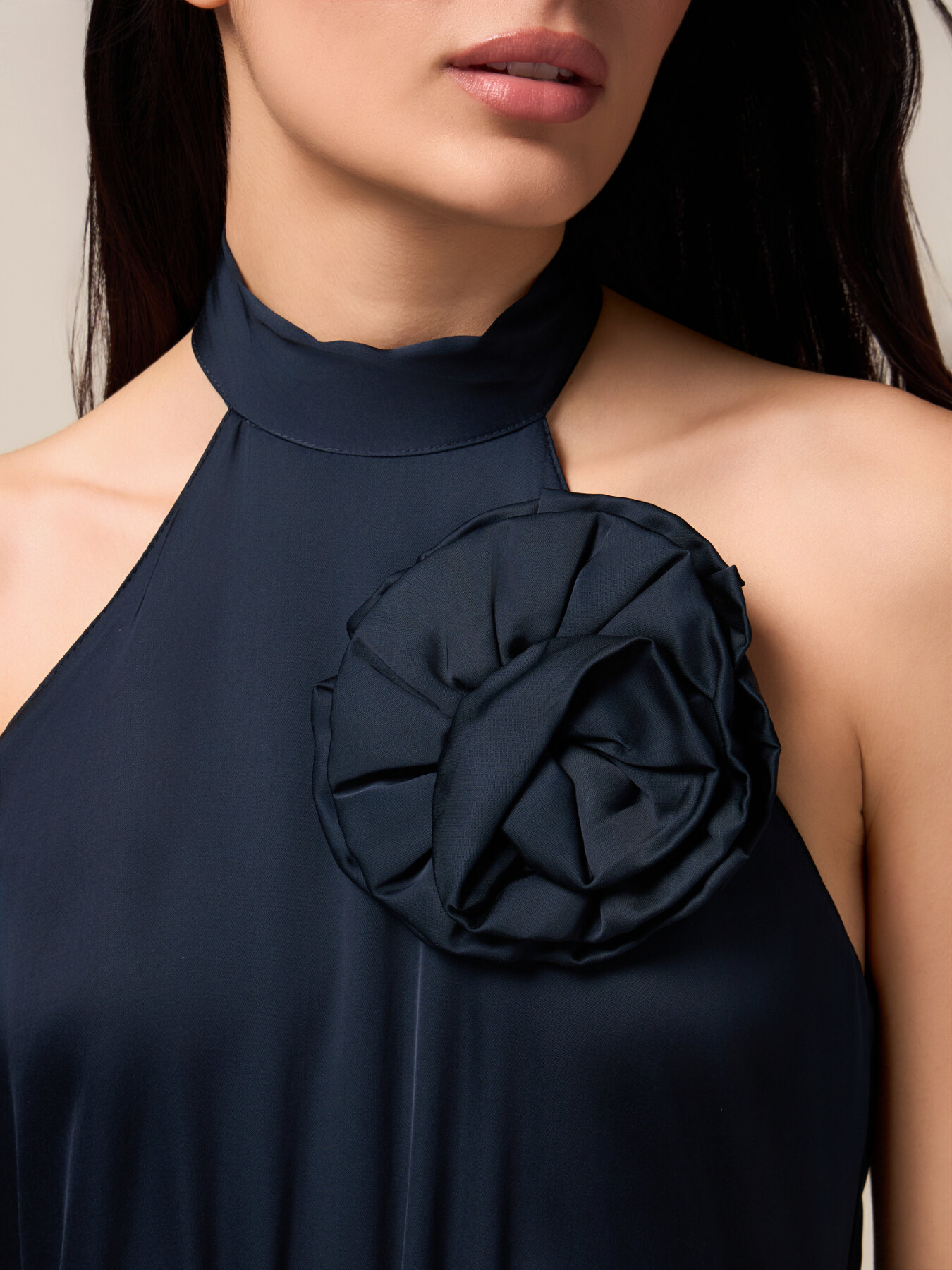 Robe longue en satin avec fleur image number 2