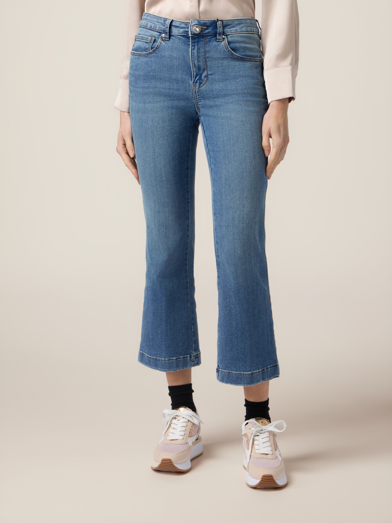 Jeans little flare con bottone gioiello image number 3