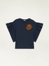 Camiseta con broche en forma de flor image number 3