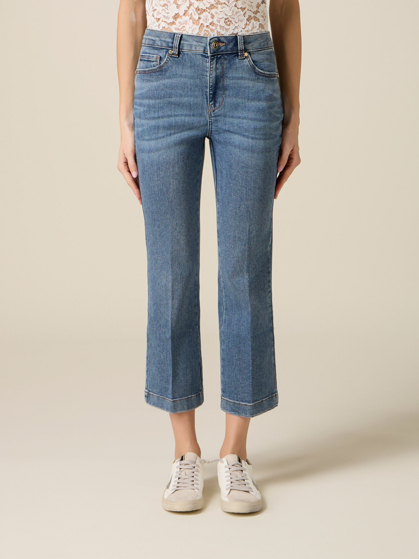 Stone-washed flare jeans image number 3