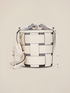 Bolso tipo cubo con tejido trenzado image number 1
