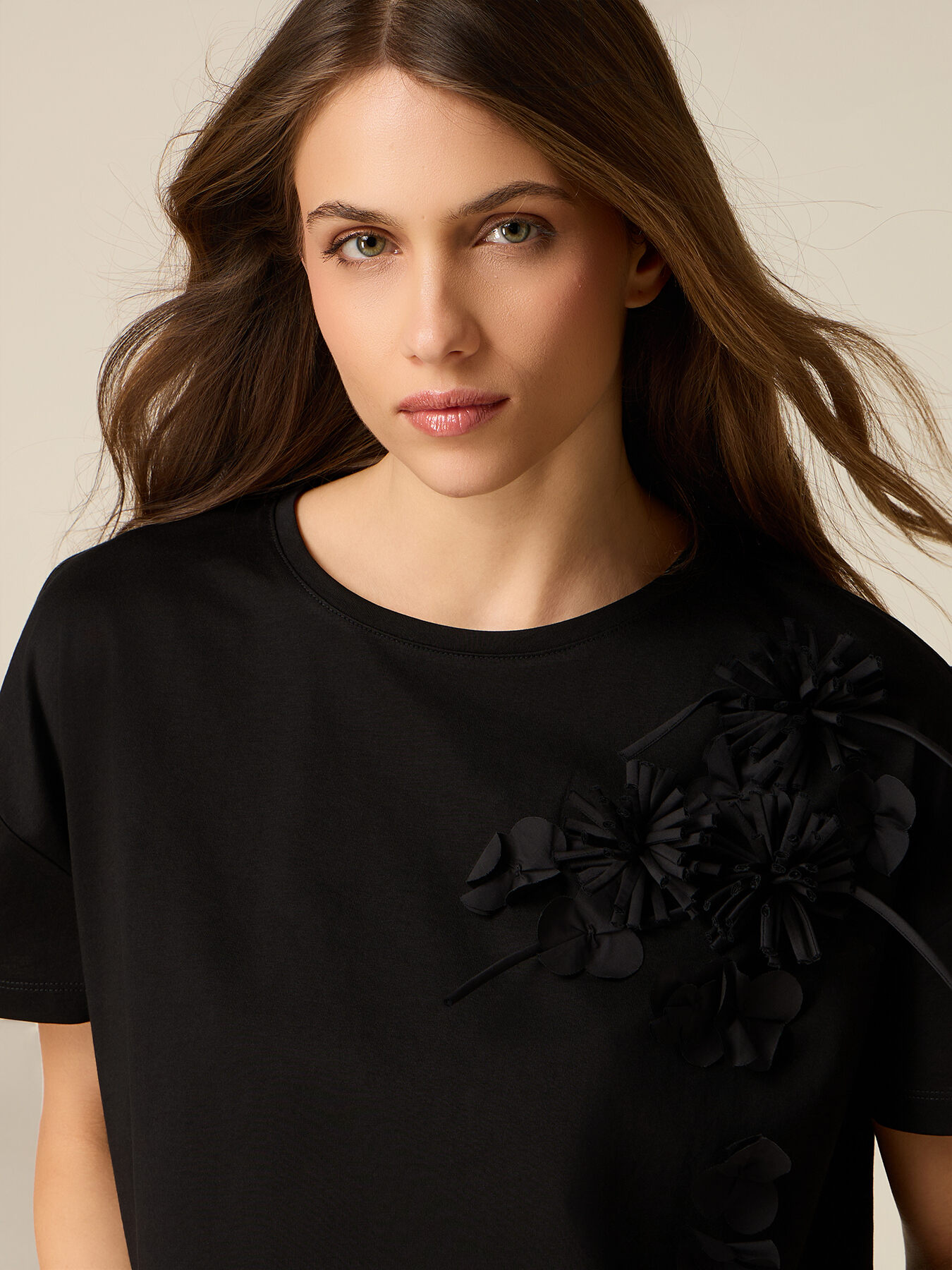 T-shirt with floral appliqu&eacute;s image number 2