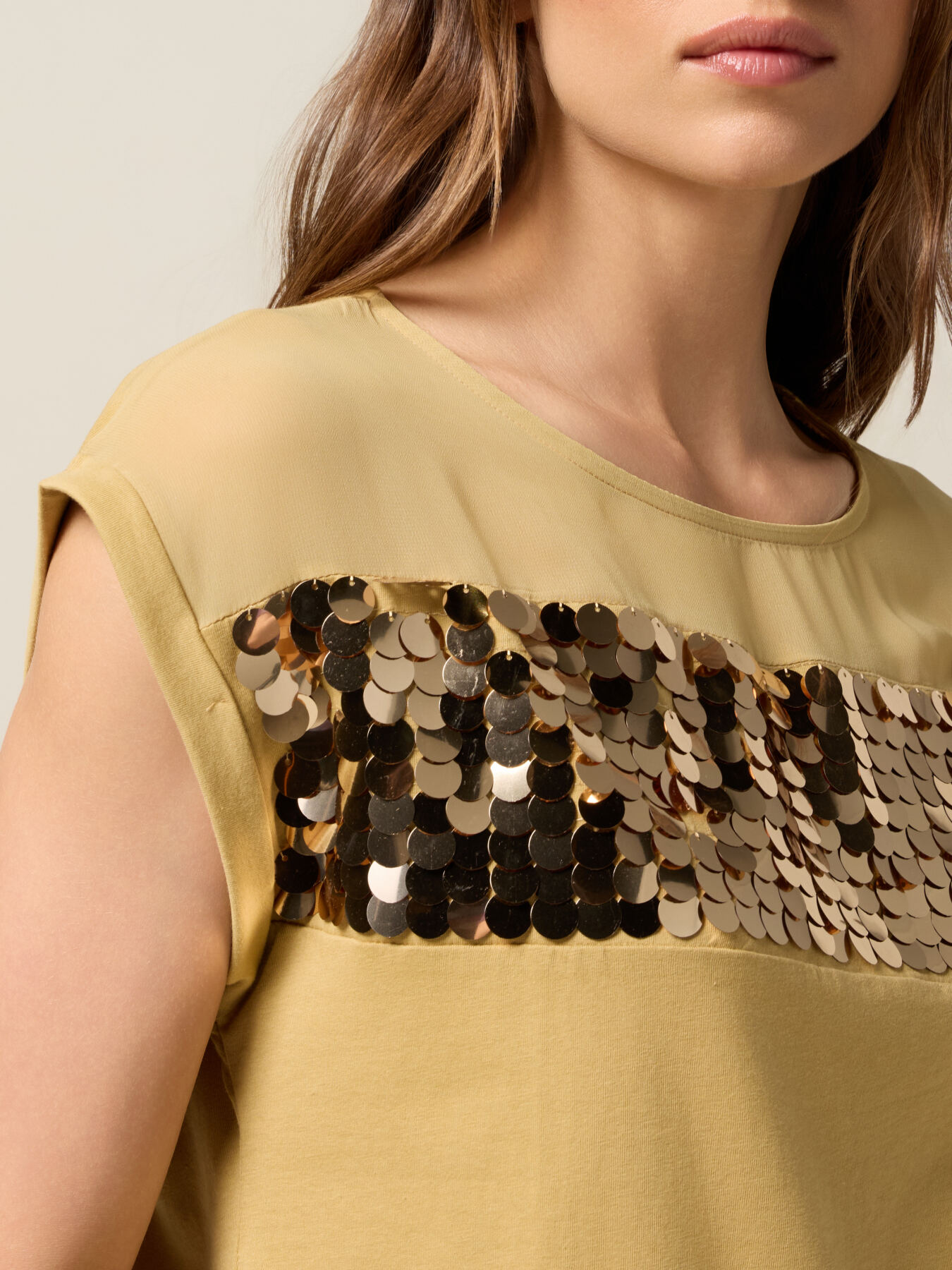 Camiseta de dos materiales con lentejuelas image number 2