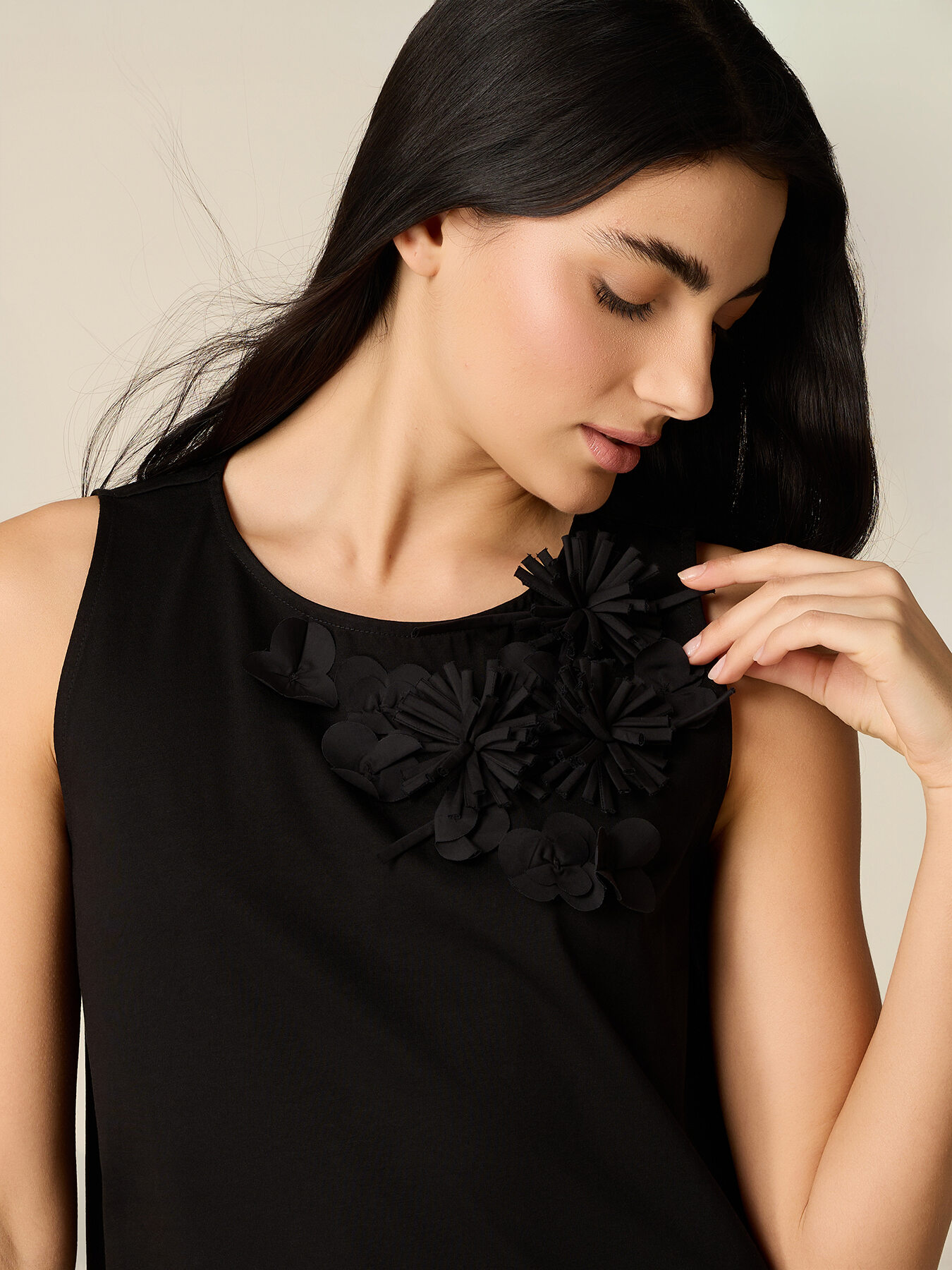 Cotton top with floral appliqu&eacute;s image number 2