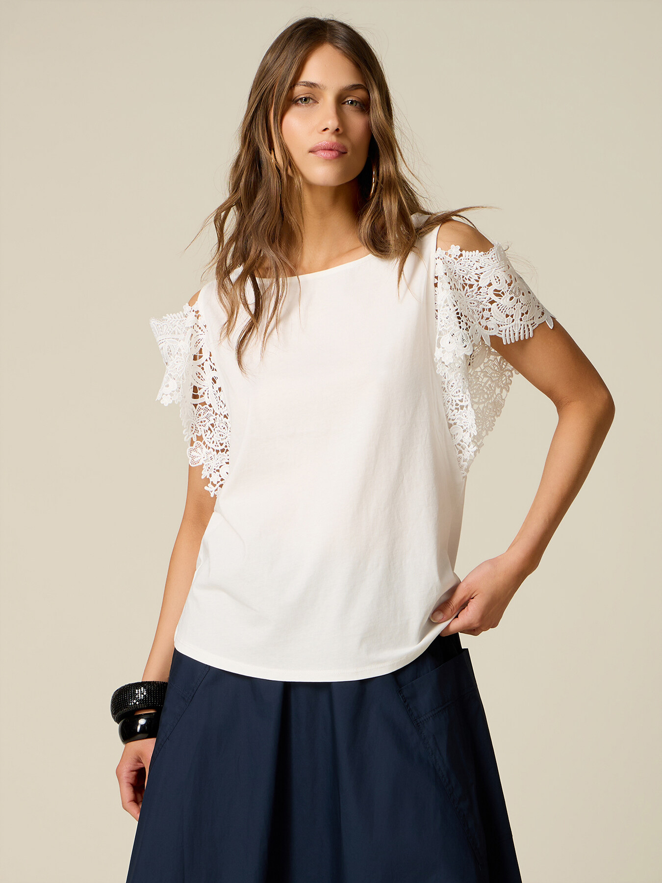T-shirt con maniche in pizzo e cut-out image number 0