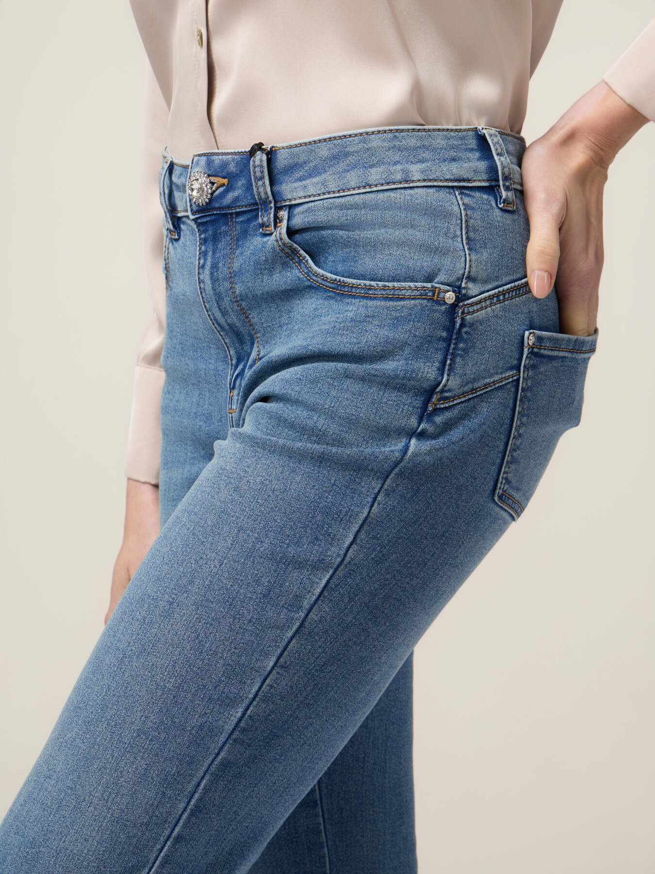 Jeans mit leichtem Schlag und Schmuckknopf image number 2