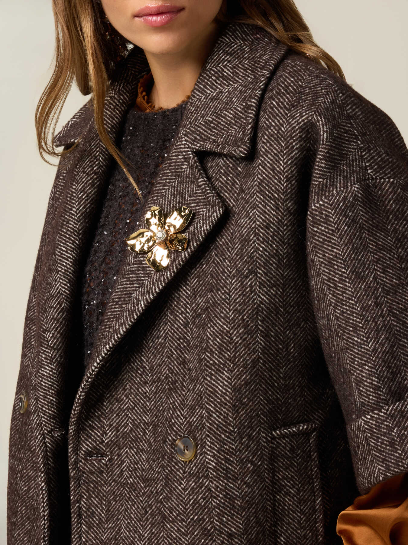 Capa cruzada mezcla de lana con broche image number 2