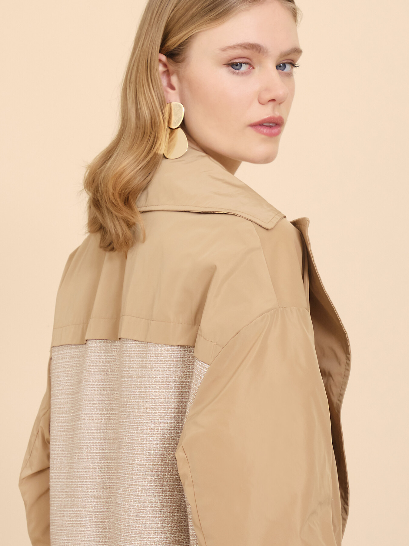 Trenchcoat aus zwei verschiedenen Materialien image number 3